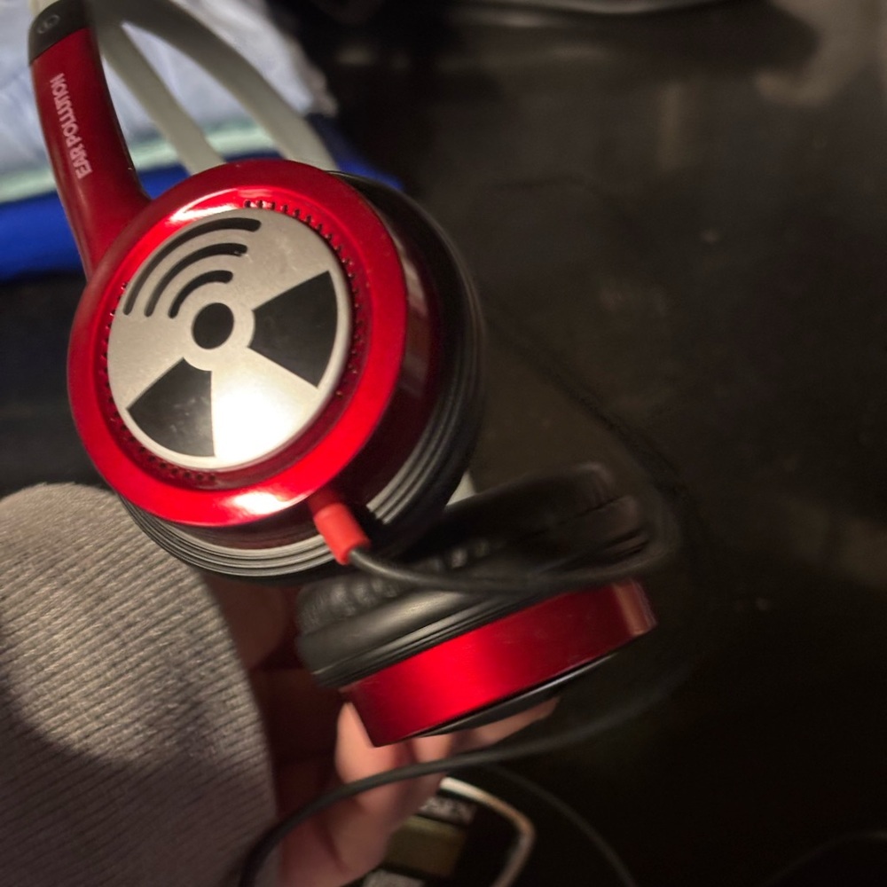 Jensen CD Player and iFrogz Ear Pollution TOXIX On-Ear Wired Stereo Headphones - Picture 8 of 9